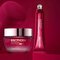 Ein Cremetiegel schwebt umgeben von Muster und Farben. Text: "BIOTHERM BLUE THERAPY UPLIFT RICH".