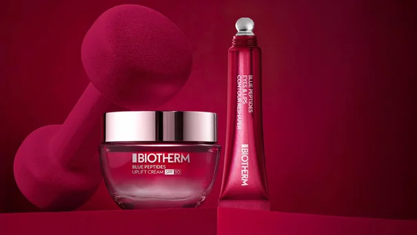 Ein Cremetiegel schwebt umgeben von Muster und Farben. Text: "BIOTHERM BLUE THERAPY UPLIFT RICH".