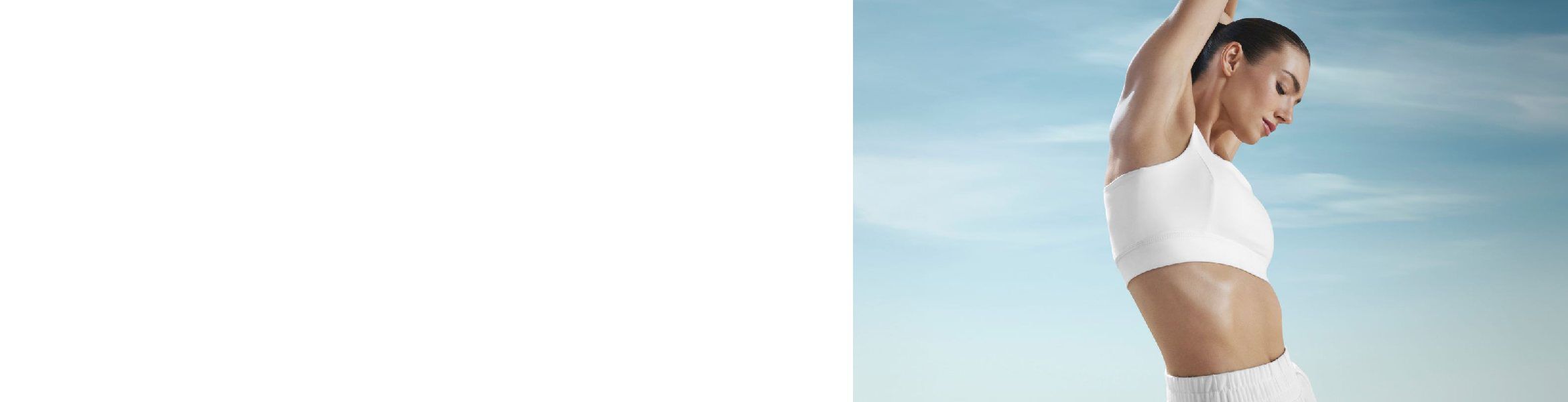 Blauer Himmel mit einigen leichten, weißen Wolken; die linke Bildhalfte ist leer.