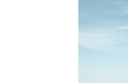 Blauer Himmel mit einigen leichten, weißen Wolken; die linke Bildhalfte ist leer.