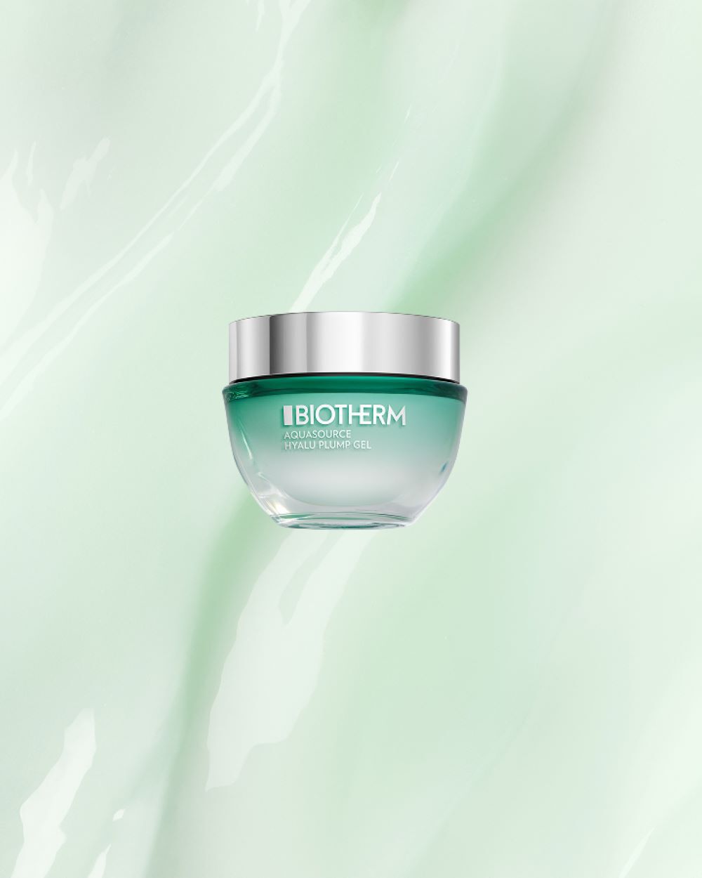 Ein grunliches Kosmetiktiegel mit silbernem Deckel schwebt vor einem pastellgrunen Hintergrund. Text: "BIOTHERM AQUASOURCE HYALU PLUMP GEL".