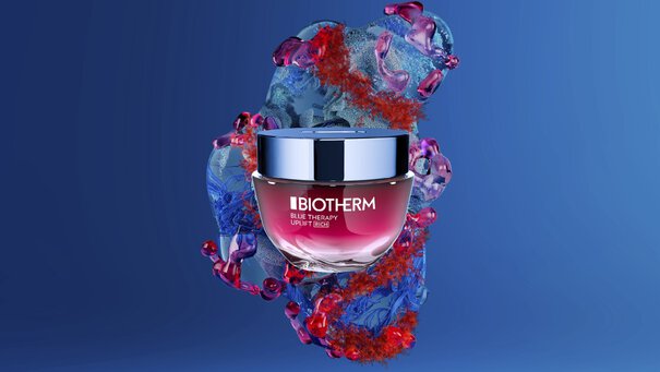 Ein Cremetiegel schwebt umgeben von Muster und Farben. Text: "BIOTHERM BLUE THERAPY UPLIFT RICH".