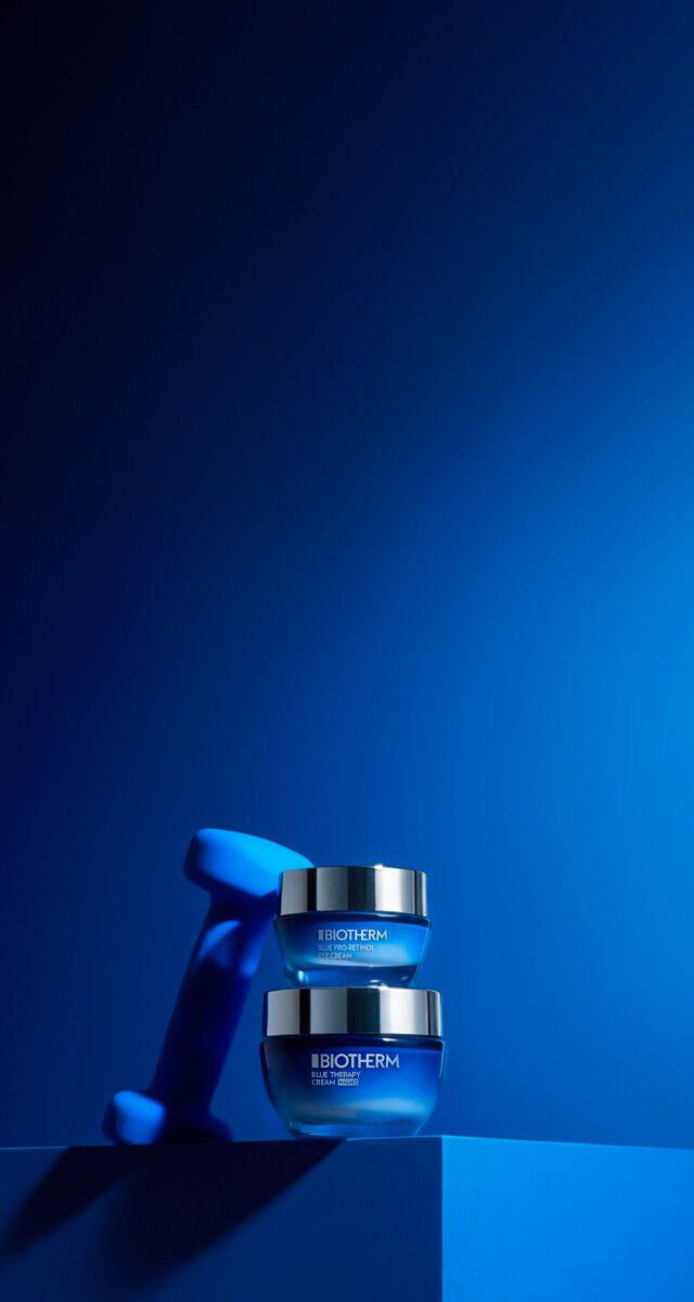 Foto vom Ozean und einer brechenden Welle aus der Vogelperspektive