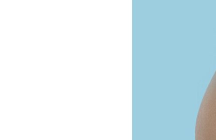 Heller, blauer Hintergrund mit Teil eines menschlichen Arms am rechten Bildrand.