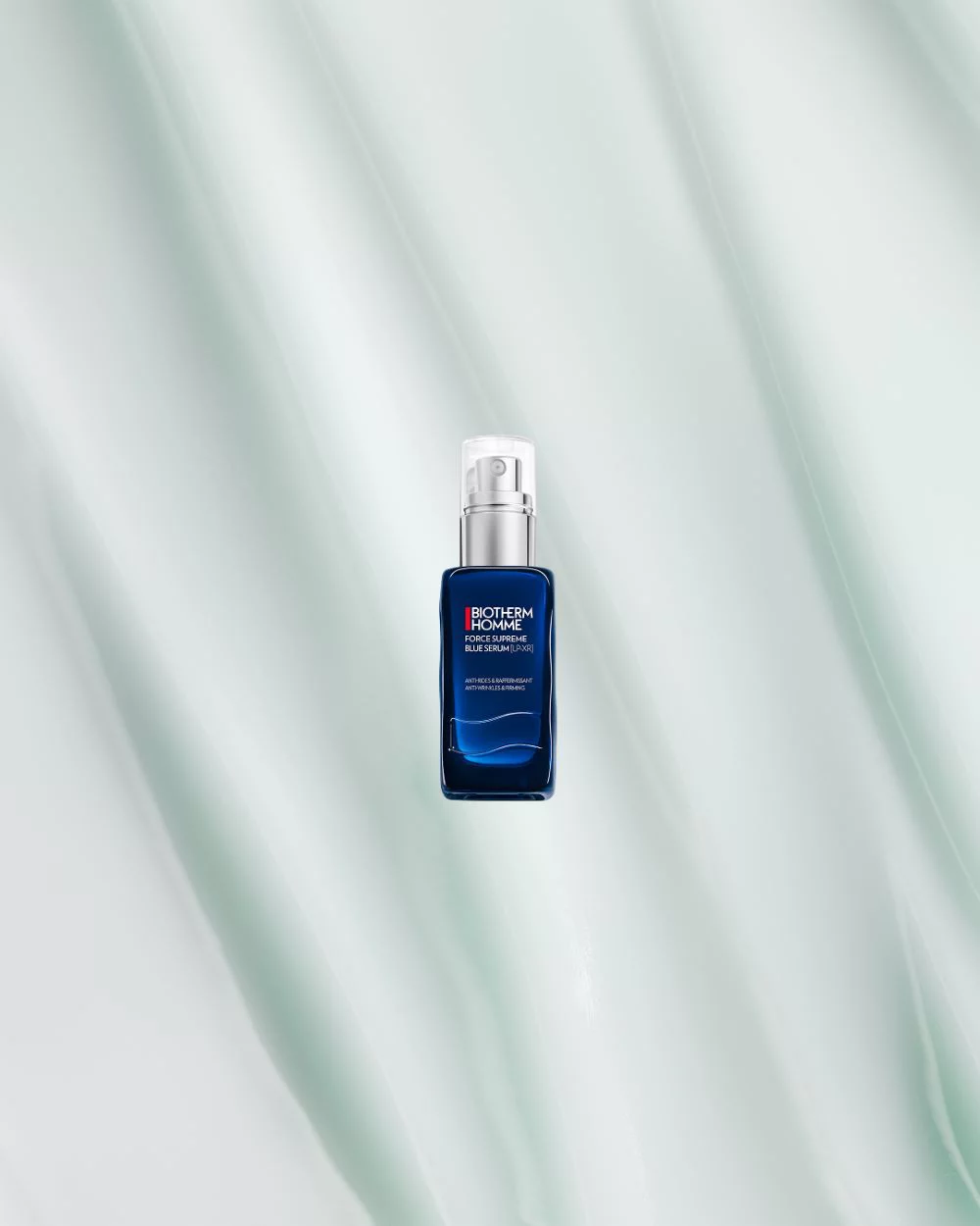 Eine dunkelblaue Flasche mit Spraykopf vor weißem Hintergrund. Text: "BIOTHERM HOMME FORCE SUPREME BLUE SERUM-IN-OIL."