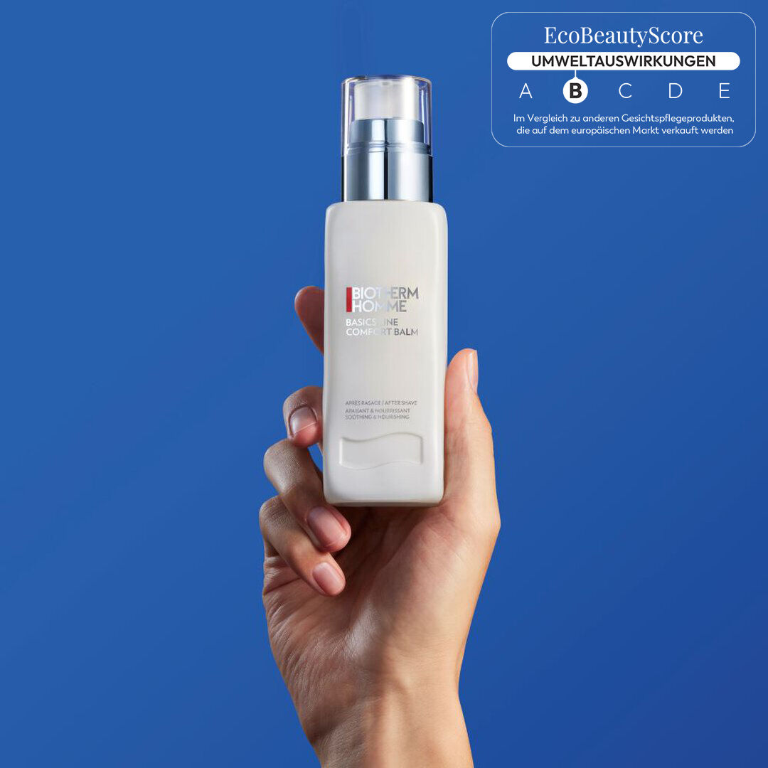 Eine Hand halt eine weiße Spruhflasche vor einem blauen Hintergrund.