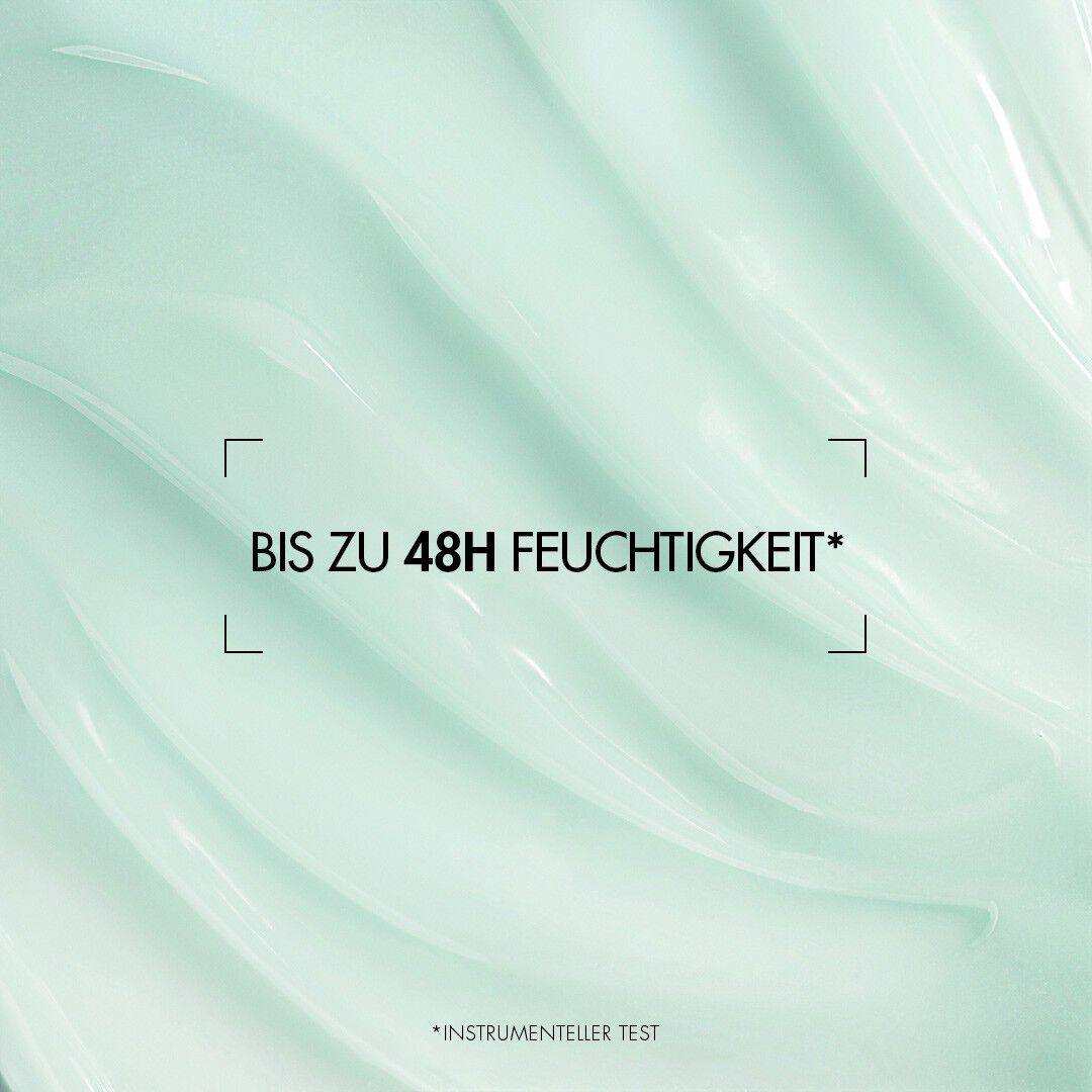 Text auf hellgrunem, gewelltem Hintergrund: "BE. IN. THIS MOMENT." mit Logo darunter.