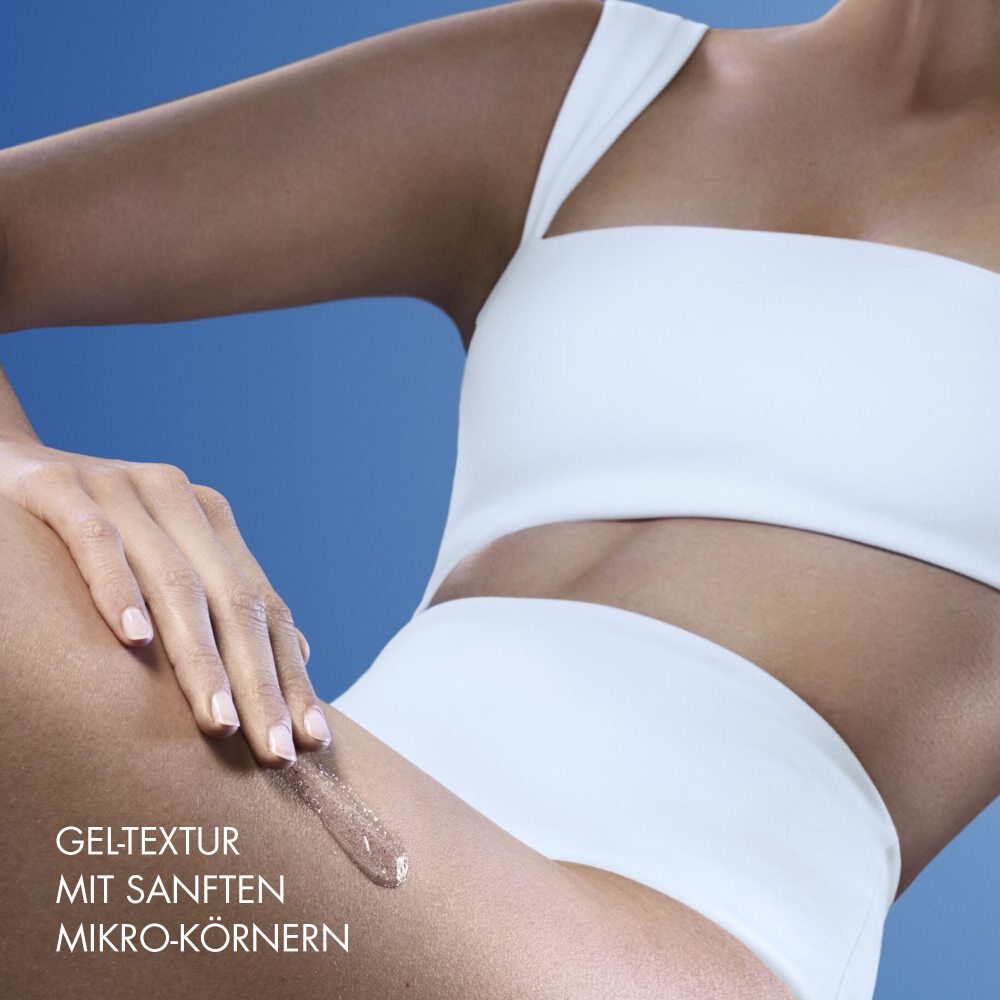 Eine Person tragt weiße Sportkleidung vor blauem Hintergrund; Text: "NIVEA DEEP MOISTURE SERUM + ANTI-IRRITATIONEN".