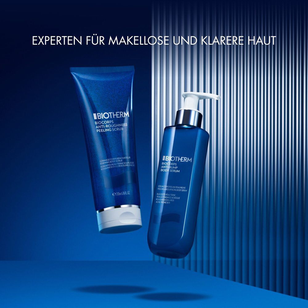 Zwei blaue Kosmetikflaschen schweben vor blauem Hintergrund. Text: "SERENITY FUR HAUTBLING UND KLAARE SICHT".