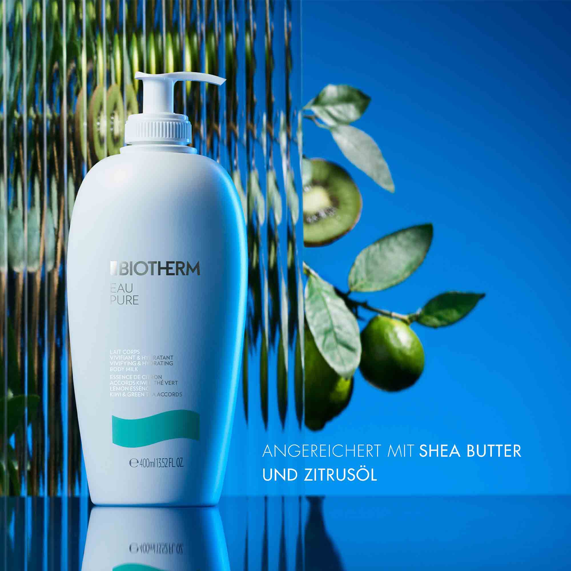 Weiße Flasche mit Pumpspender steht vor Spritzern und Gurkenscheiben auf blauem Hintergrund. Text: "REFRESHING HAND WASH mit GURKE und ALOE VERA".