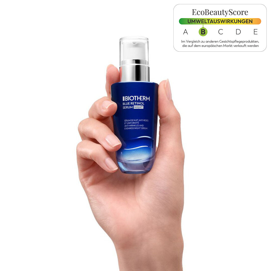 Hand halt blaue Flasche mit Pumpspender vor weißem Hintergrund.