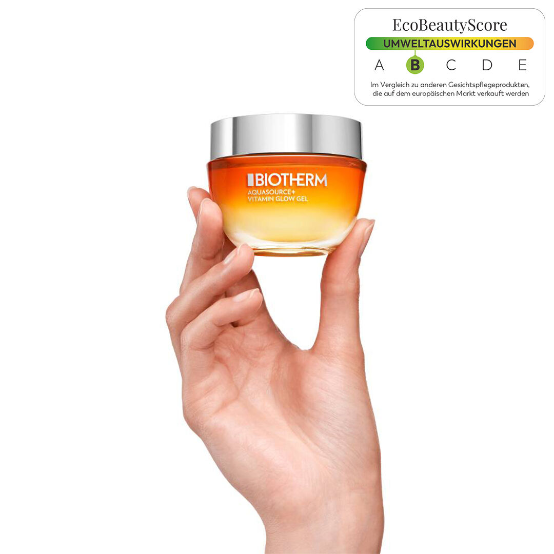 Eine Hand halt ein Glas mit orangefarbener Creme, Text: "2300mg VITAMIN C IN EINEM TIEGEL".