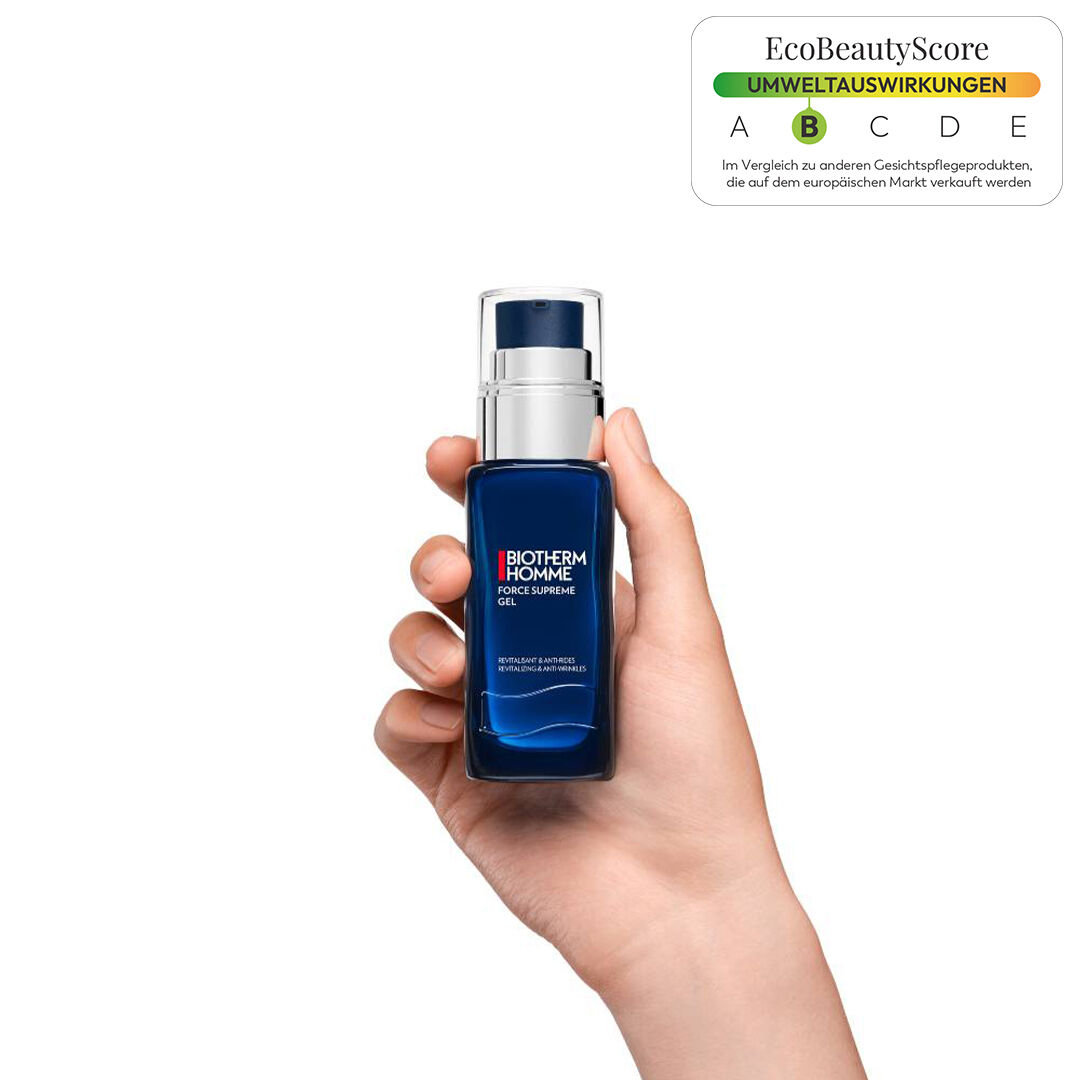 Hand halt ein schwarzes und silbernes Spray auf blauem Hintergrund. Text: "Hydra Energy, Cool Power."