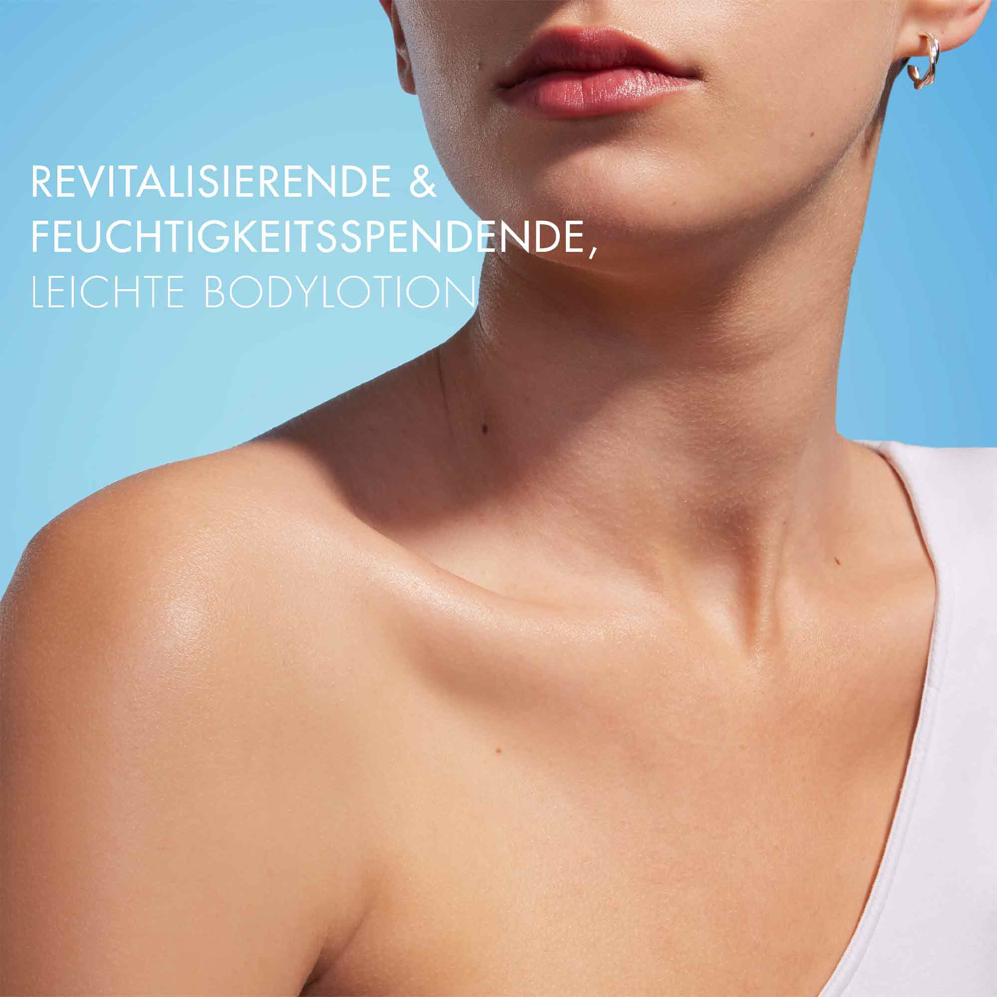 Frau in weißem Top vor blauem Hintergrund; Text: "BEHANDLUNGEN & HAUPTPFLEGE-TIPPS: JETZT ENTDECKEN".