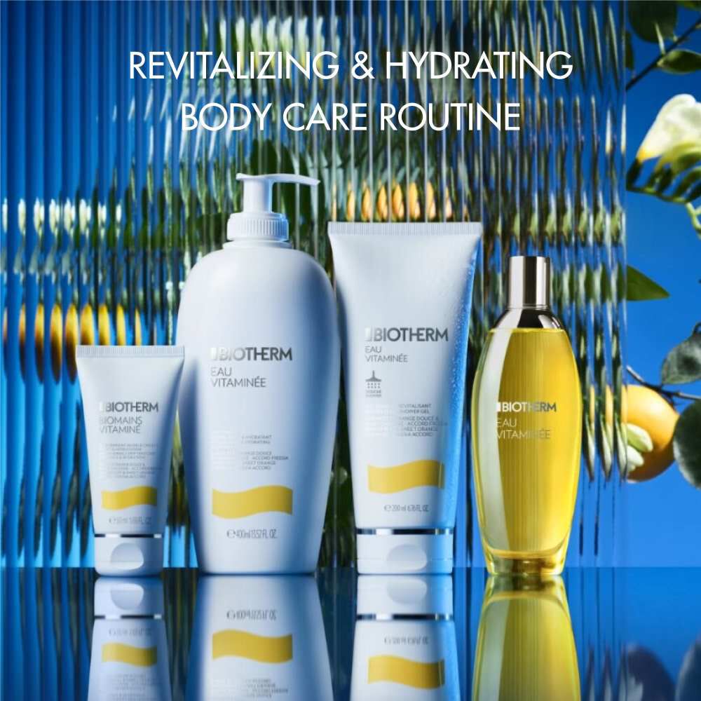 Hautpflegeprodukte stehen nebeneinander vor einem blauen Hintergrund mit Zitronenmotiv. Text: "MOISTURIZING & HYDRATING BODYCARE ROUTINE"