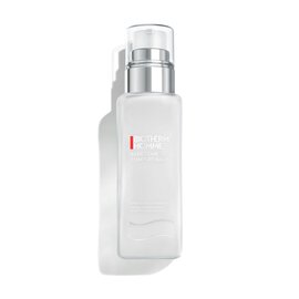 Transparente Spruhflasche mit silbernem Verschluss steht auf einer weißen Oberflache.