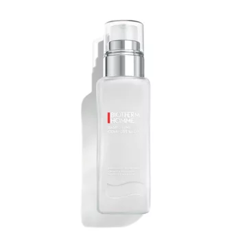 Transparente Spruhflasche mit silbernem Verschluss steht auf einer weißen Oberflache.