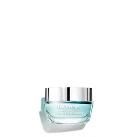 Cremeglas mit silbernem Deckel steht vor weißem Hintergrund. Text: "L'Oreal REVITALIFT FILLER".