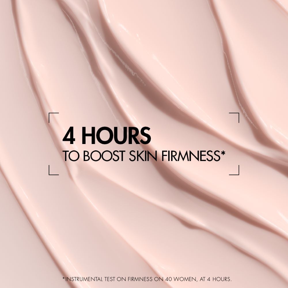 Cremige Textur in Beige, glatt verteilt. Text: "4 HOURS TO BOOST SKIN RADIANCE".