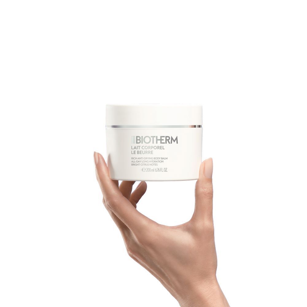 Eine Hand halt einen Cremetiegel mit der Aufschrift "CREME". Hintergrund ist weiß und schlicht.