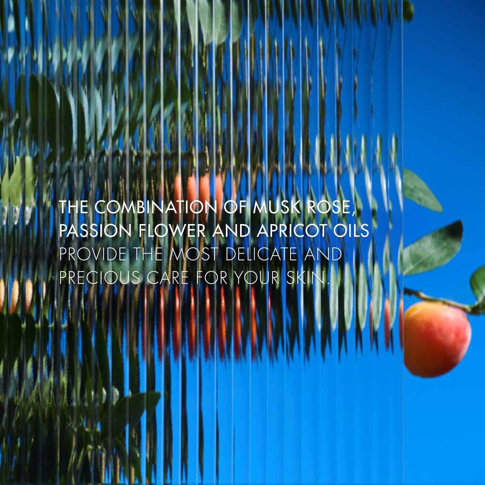 Eine Tomate schwebt vor einem verzerrten, pixelartigen Hintergrund mit dem Text: "FUR EINIGE ENDET DIE WELT, WIE SIE SIE KENNEN."