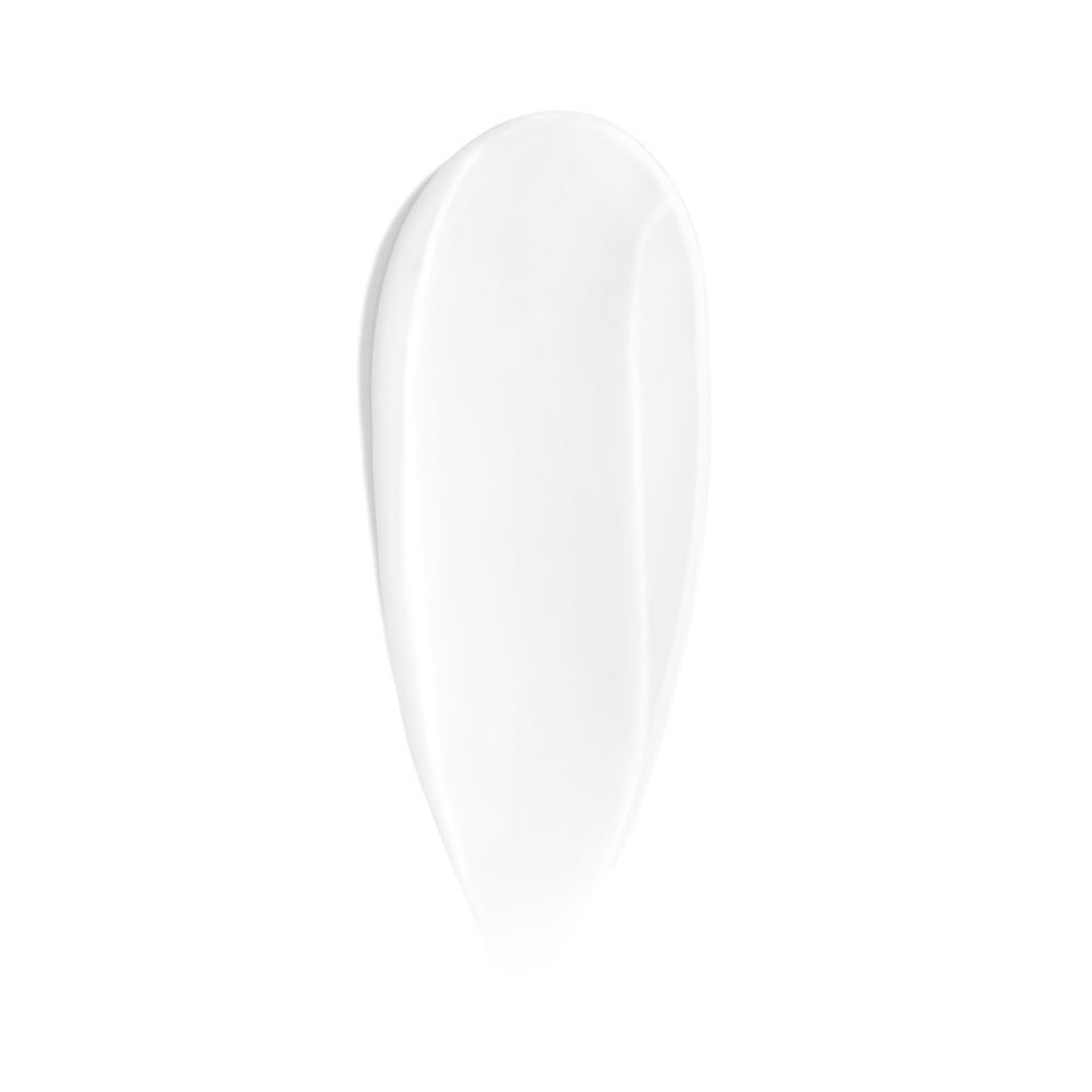 Weiße Creme wird verteilt auf reinem, weißem Hintergrund.