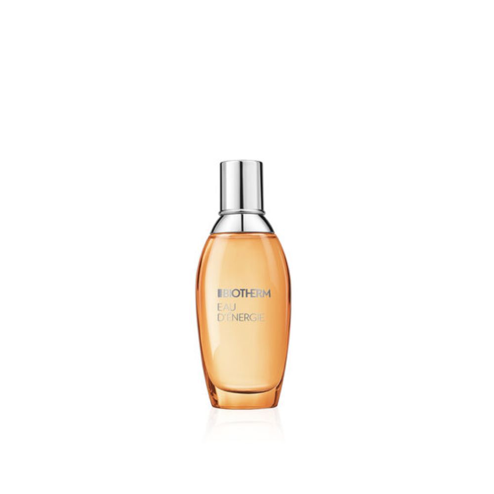 Eine Parfumflasche steht aufrecht auf weißem Hintergrund.