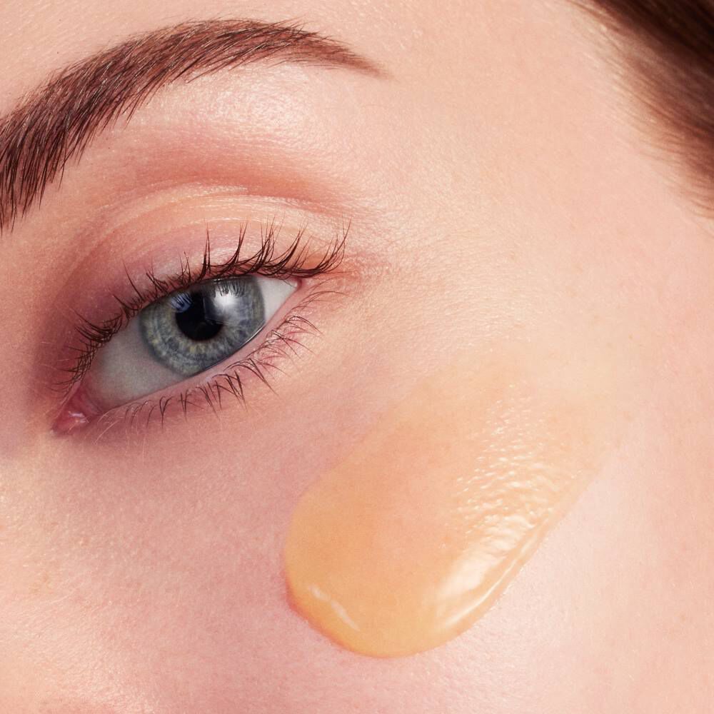 Foundation auf Wange, nah, Gesicht im Vordergrund, Hautpflege kontextualisiert.