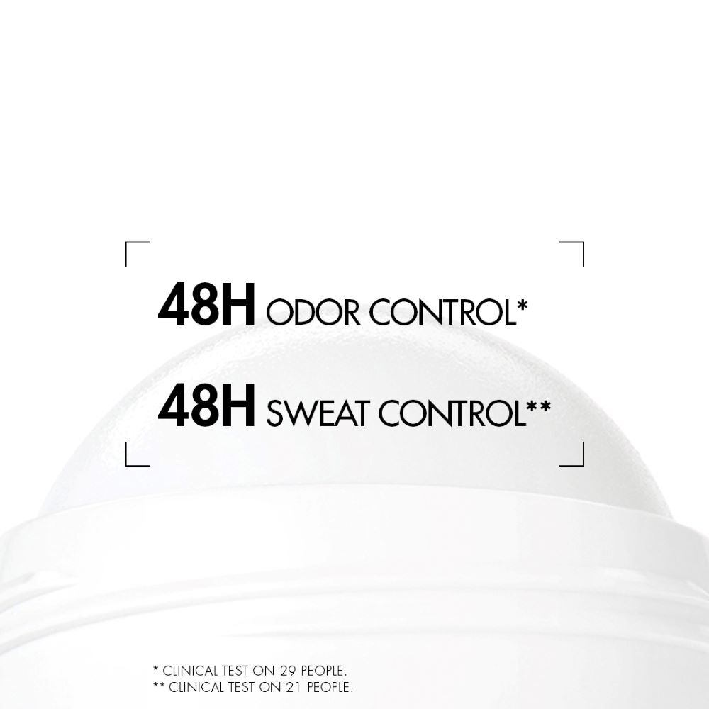 Ein weißes Produkt mit Text: "48H COLOR CONTROL" und "48H SHINE CONTROL". Klarer, minimalistischer Hintergrund.