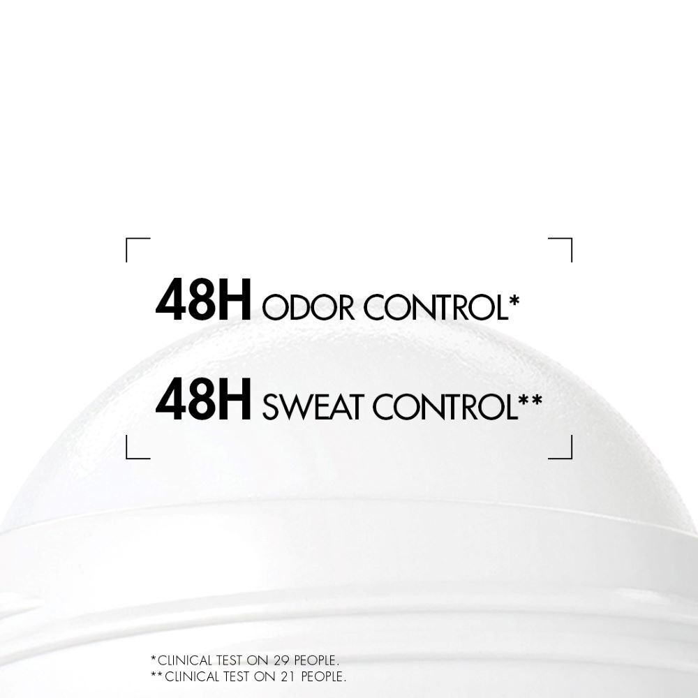 Deckel mit Text "48H OIL-CONTROL 48H SHINE CONTROL", klarer, minimaler Stil auf weißem Hintergrund.