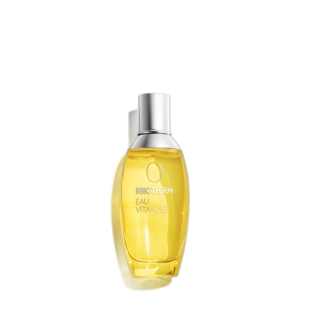 Parfumflakon mit gelber Flussigkeit und silbernem Verschluss, umgeben von weißem Hintergrund. Text: "BIOTHERM EAU VITAMINEE".