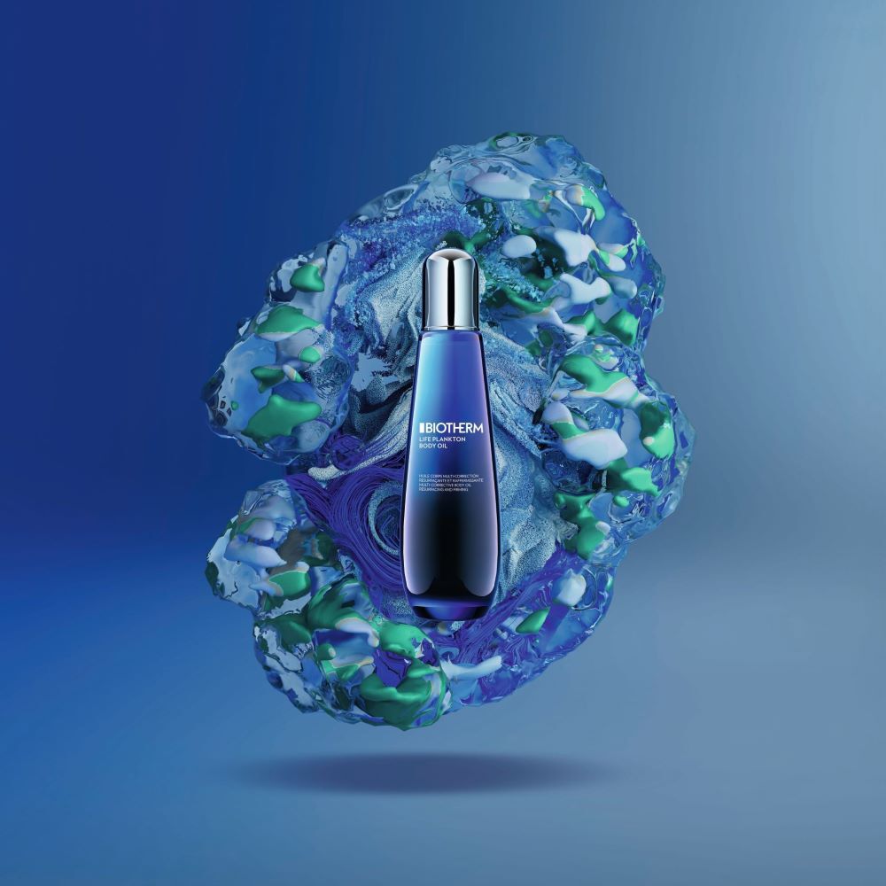 Flasche in Tropfenform, umgeben von Wasserstrudeln, auf blauem Hintergrund.