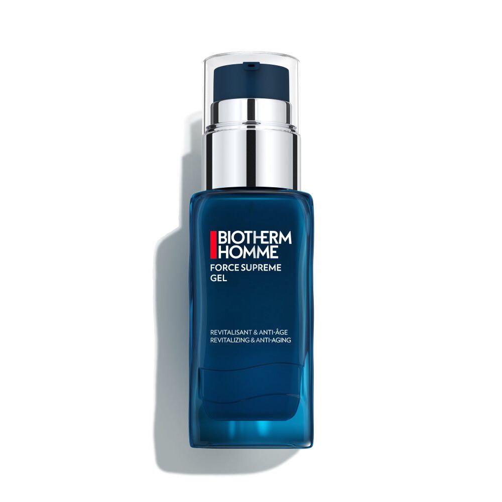 Blaue Flasche mit silbernem Pumpkopf, stehend auf weißem Hintergrund. Text: "BIOTHERM HOMME FORCE SUPREME GEL REVITALIZING & ANTI-AGE".