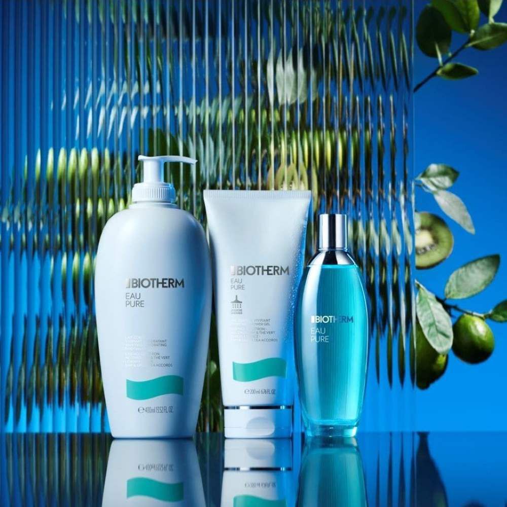 Pflegeprodukte stehen nebeneinander vor einem blauen Hintergrund, beleuchtet und dekoriert mit Pflanzen.