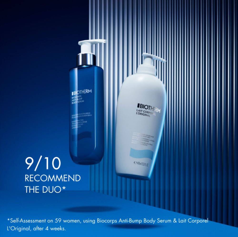 Zwei Shampoo-Flaschen schweben auf blauem Hintergrund. Text: „9/10 empfehlen, bis 100 % Schuppenfrei. **Basierend auf 75 % von 238 Befragten unter den besten Anti-Schuppen Marken."