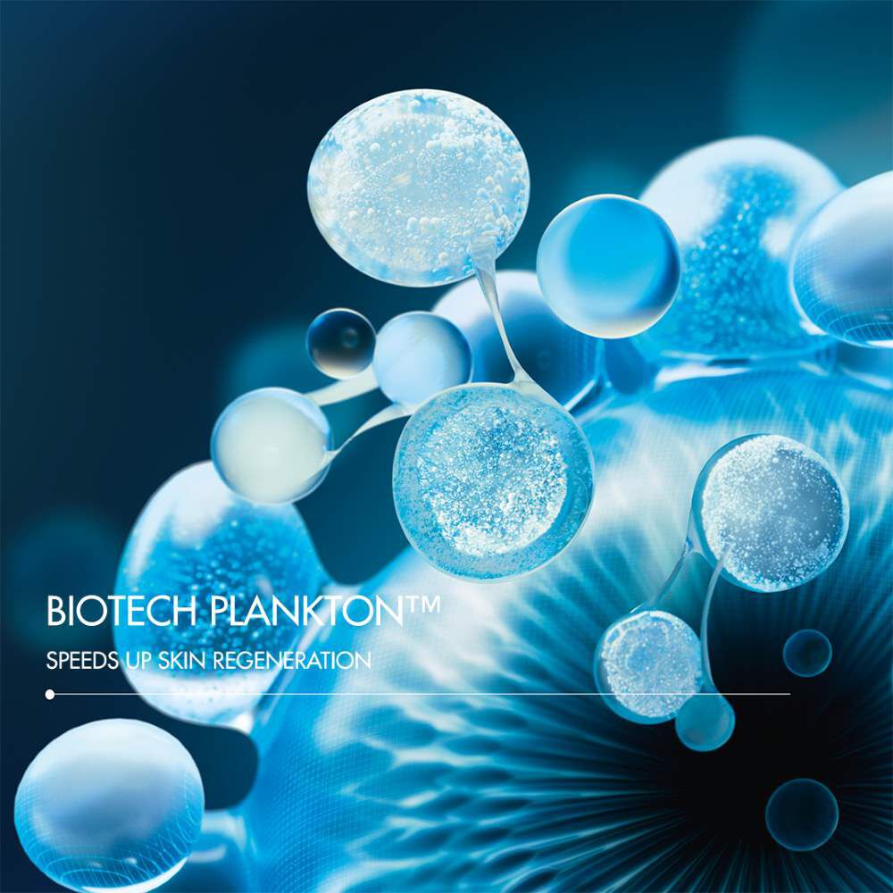 Blau-weiße Molekule schweben in einem dunklen, abstrakten Raum. Text: "BIOSCIENCE" "New Discoveries".