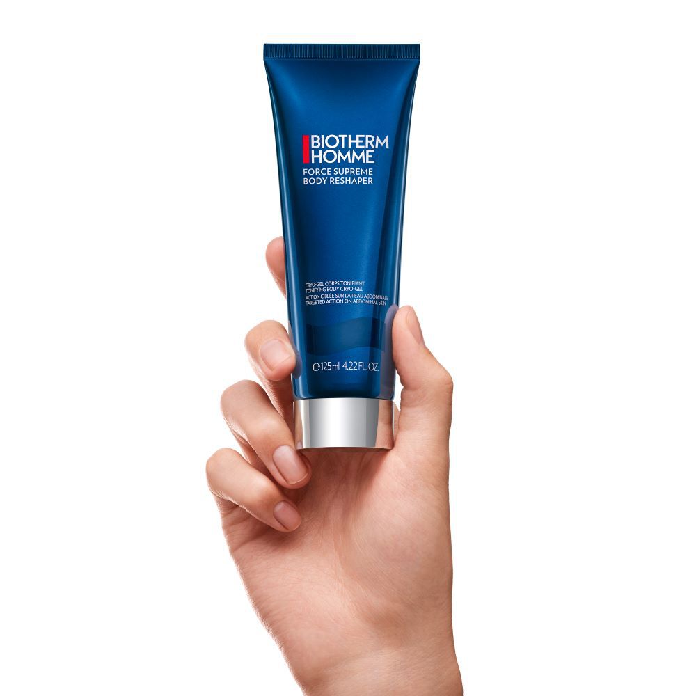 Eine Hand halt eine blaue Tube; Text: "NIVEA MEN Creme". Hintergrund ist weiß.