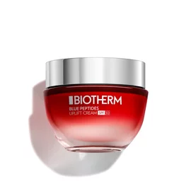 Rote Creme-Dose mit silbernem Deckel, steht allein auf weißem Hintergrund.