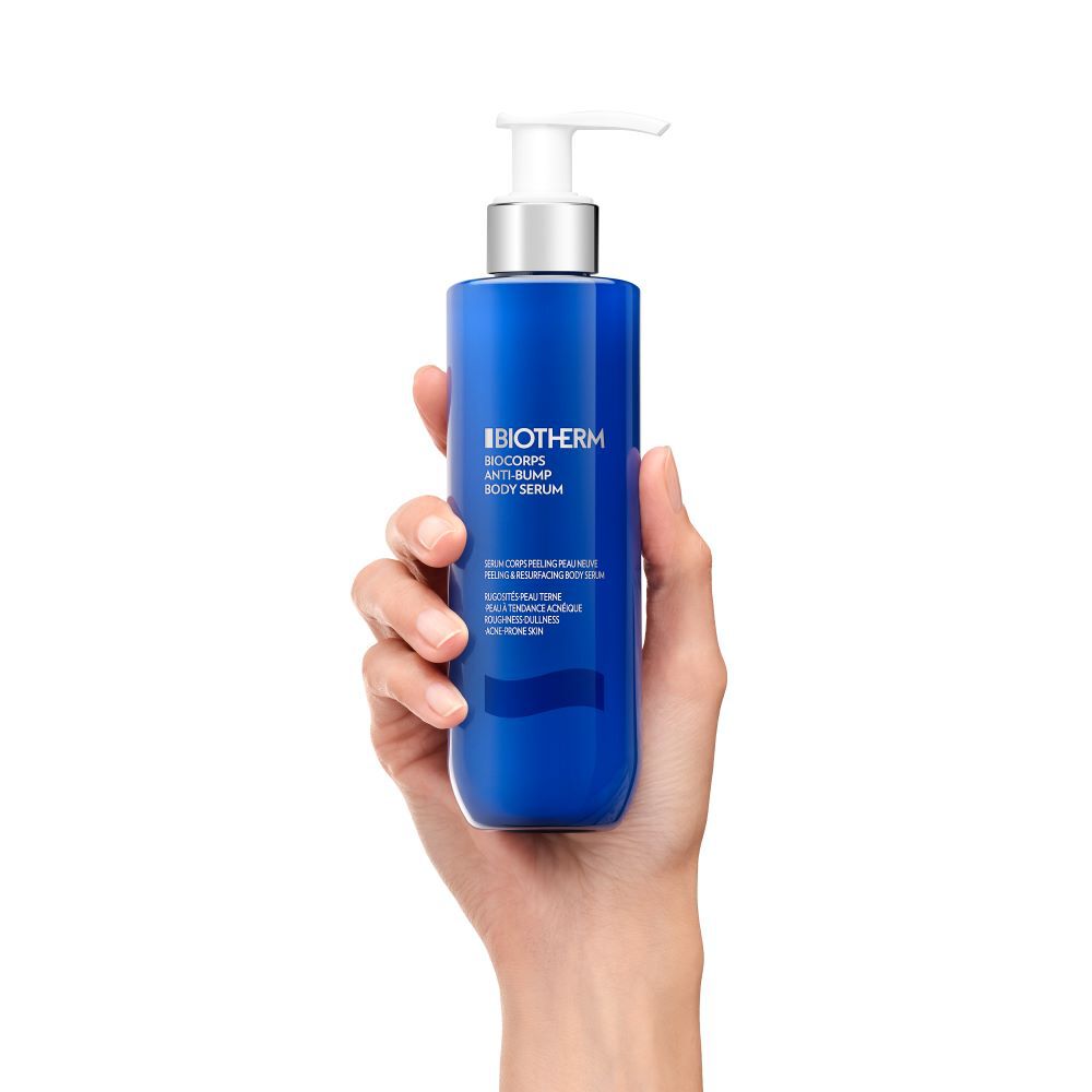Eine Hand halt eine blaue Flasche mit der Aufschrift "The Unscented Company" vor weißem Hintergrund.