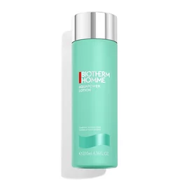 Grune Lotionflasche mit silbernem Deckel, stehend. Text: "BIOTHERM HOMME AQUAPOWER LOTION".