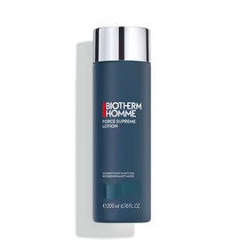 Dunkle Flasche mit silbernem Deckel, steht vertikal; Text: "Biotherm Homme Force Supreme Lotion" und Inhaltsangabe.