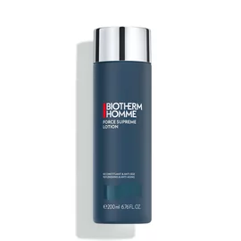 Dunkle Flasche mit silbernem Deckel, steht vertikal; Text: "Biotherm Homme Force Supreme Lotion" und Inhaltsangabe.