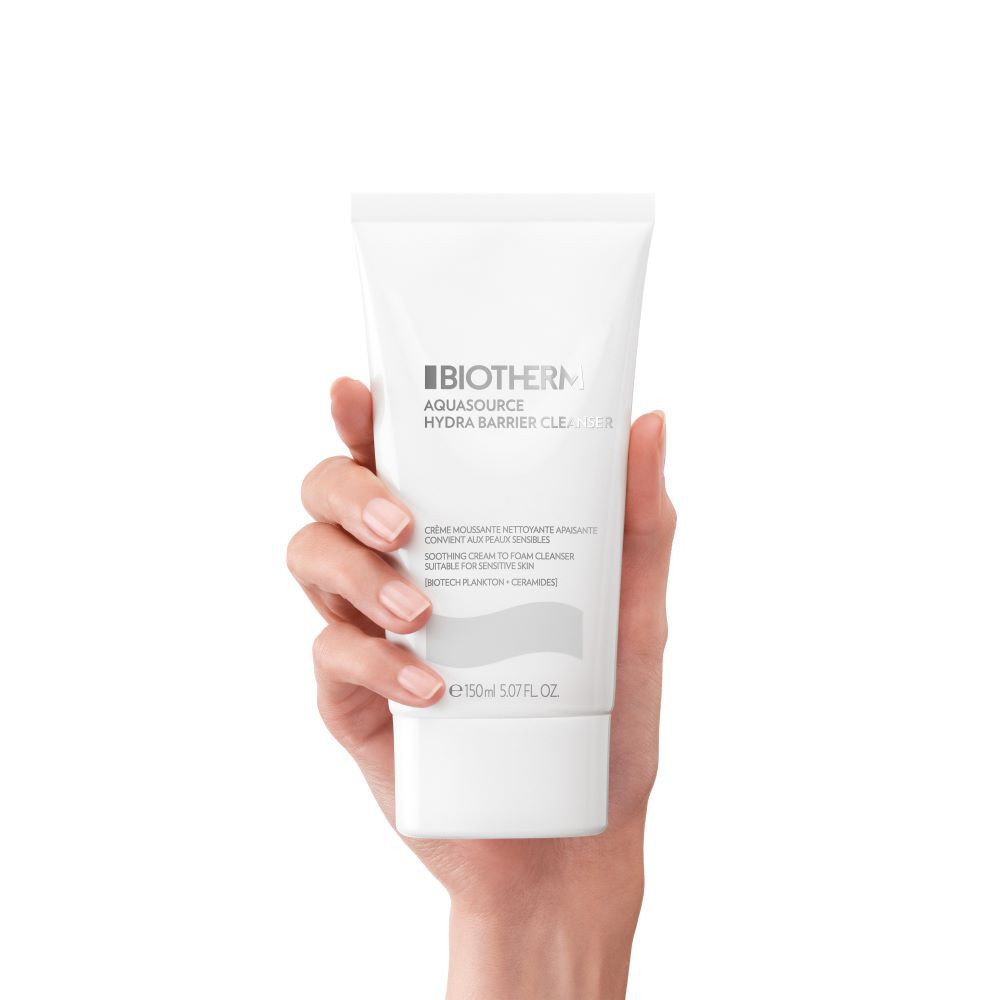 Hand halt eine weiße Tube; Text: „SOME BY MI Snail Truecica Miracle Repair Low ph Gel Cleanser“; weißer Hintergrund.