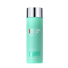 Grune Flasche mit silbernem Deckel steht aufrecht; Text: "BIOTHERM HOMME AQUAPOWER...".