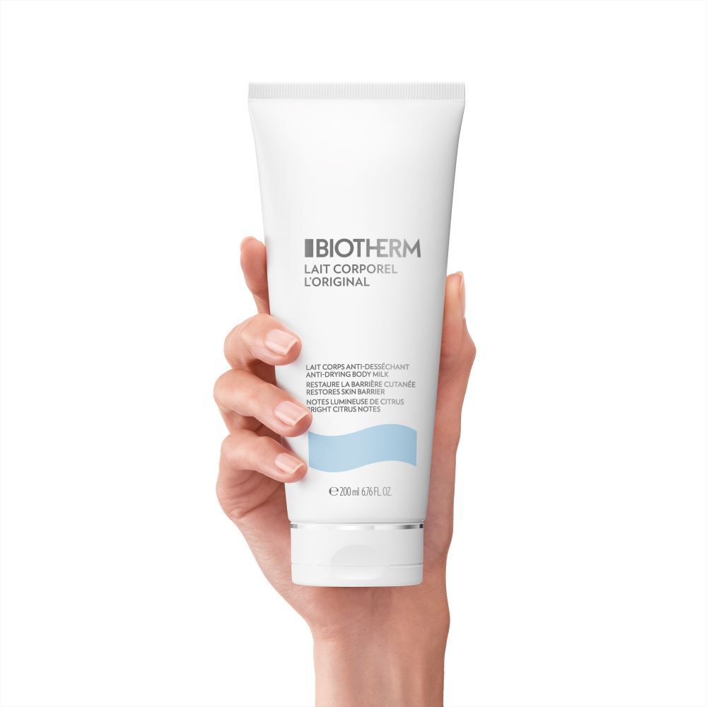 Eine Hand halt eine Tube mit Aufschrift „La Roche-Posay Lipikar Baume AP+M“, vor weißem Hintergrund.