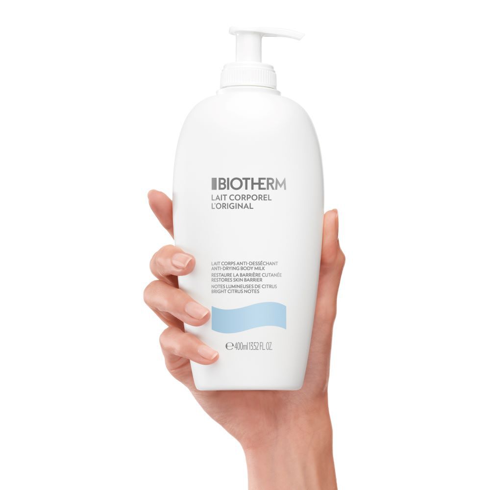 Eine Hand halt eine weiße Flasche mit Pumpspender und Text: "CeraVe Feuchtigkeitslotion".