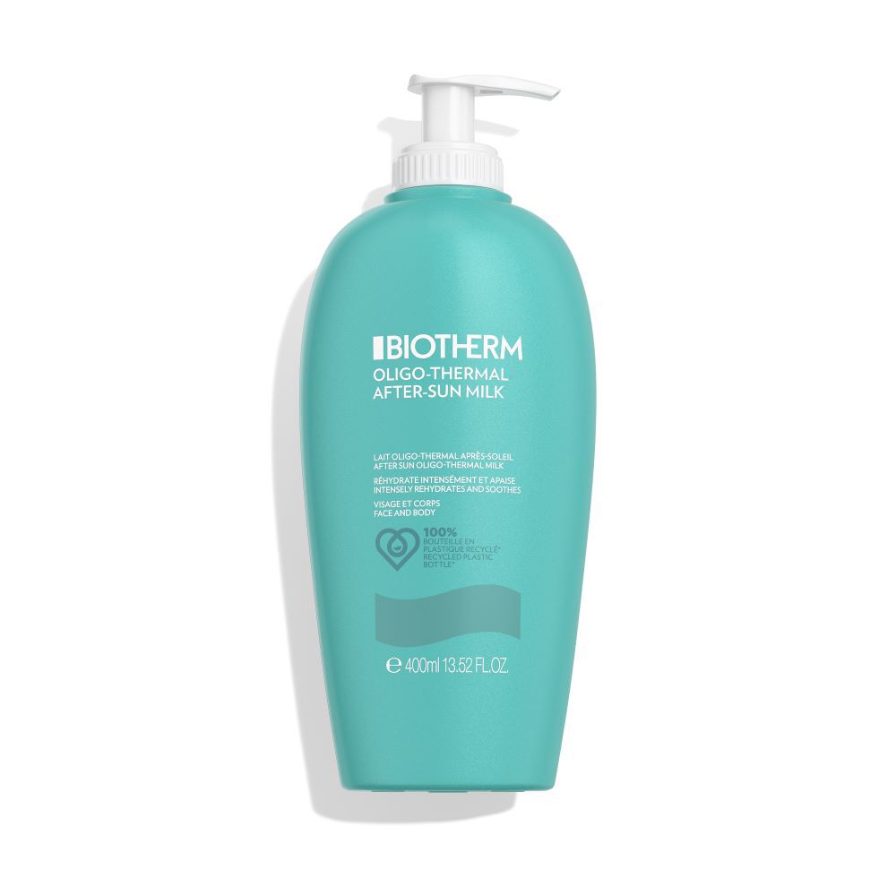 Eine turkisfarbene Pumpflasche steht vor weißem Hintergrund. Text: "BIOTHERM OLIGO-THERMAL AFTER-SUN MILK 400ml".
