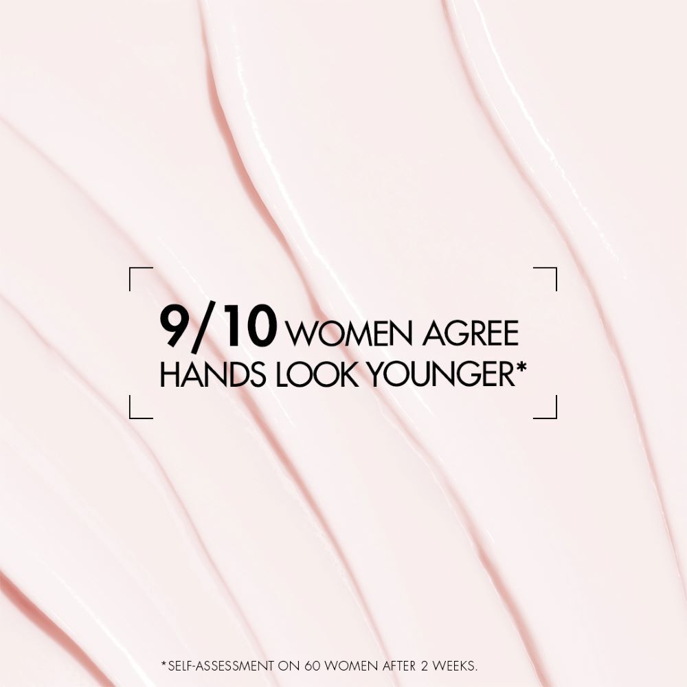 Text: "9/10 Women Agree Hair Feels 'Look Younger'". Hintergrund in sanften Pastelltonen mit geschwungenen Linien.