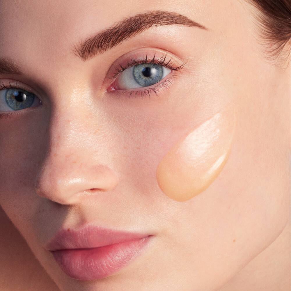 Ein Gesicht mit Make-up auf der Wange, in einem Studio fotografiert.