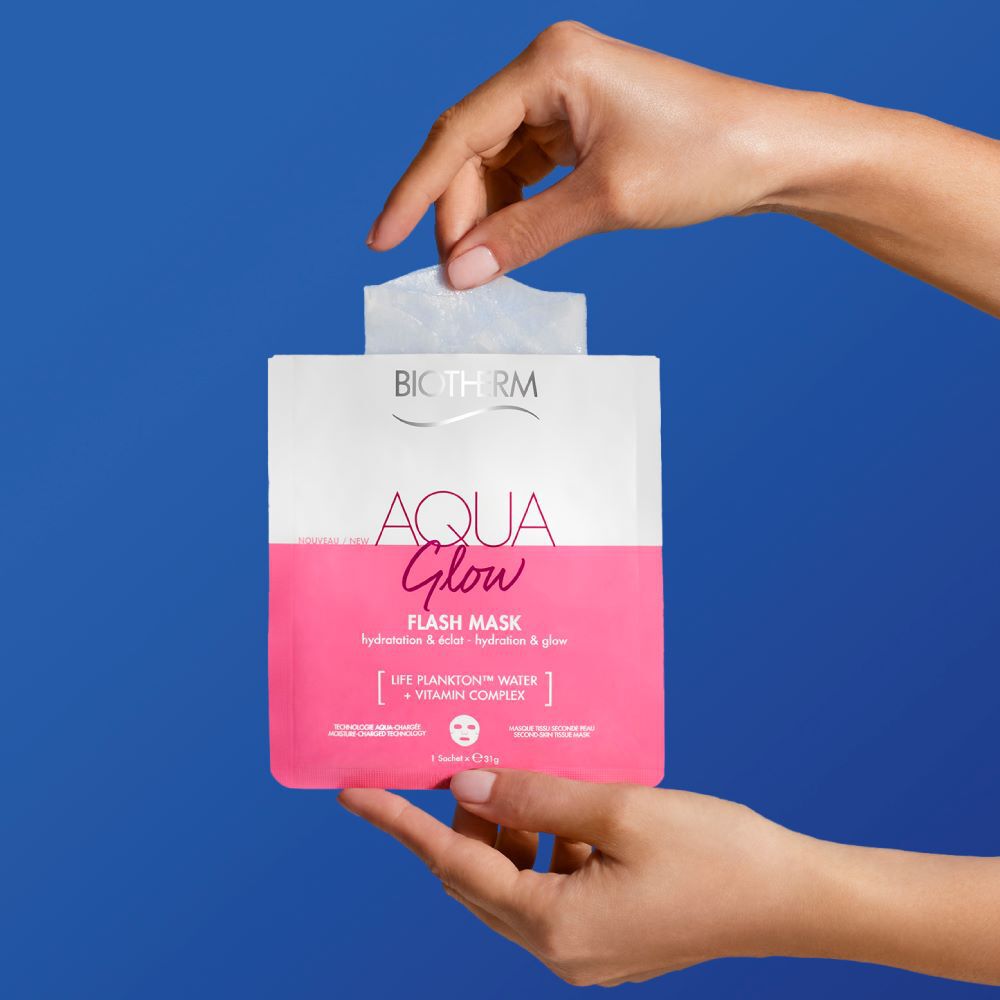 Eine Hand zieht eine Karte aus einem pink-weiß-blauen Paket mit der Aufschrift: "Nordace".